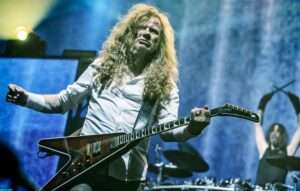 watch-dave-mustaine-kick-security-guards-out-of-megadeth-gig:-“i-hate-bullies”