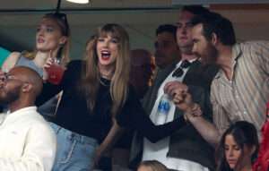 taylor-swift-fans-react-to-‘cornelia-st’-sign-shown-at-kansas-city-chiefs-and-new-york-jets-game