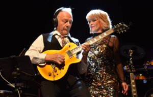 watch-robert-fripp-and-toyah-willcox-cover-blink-182’s-‘dammit’-in-new-sunday-lunch-video